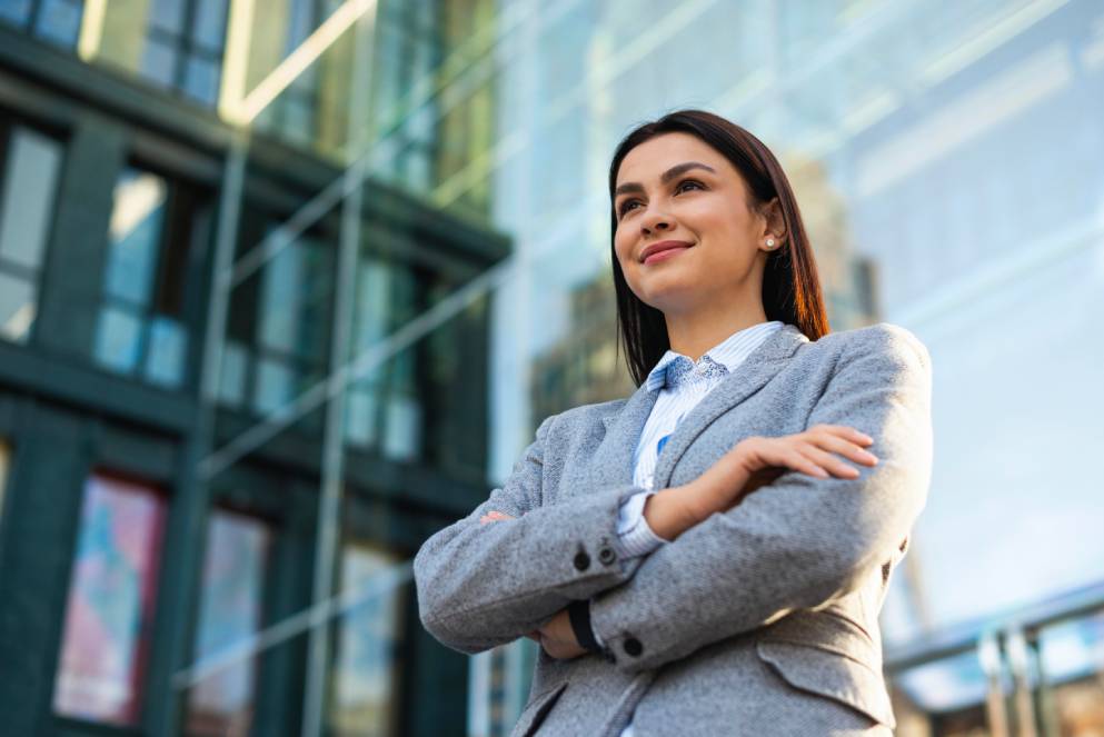 Liderança feminina na alta gestão: mulheres ocupam 34% dos cargos e transformam a cultura corporativa