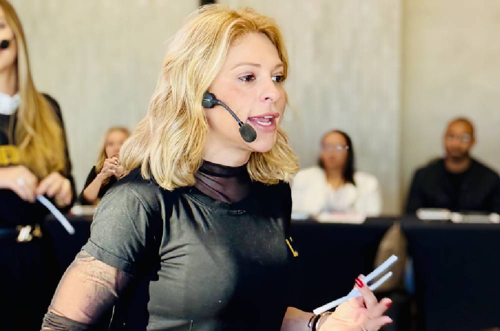Dayane Peixoto participa da Convenção Gerencial 2026 do Sofá Inbox em Umuarama